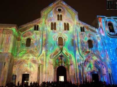 Tra luci, riti e folklore, le immagini della veglia di San Nicola